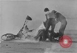 Standbild Test eine geflügelte ornithopter Fahrrad United States USA, 1937, aus Sekunde 25 historischem Filmmaterial Videoclip 65675044894