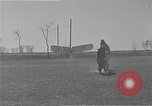 Standbild Mann mit Flügeln an Arme United States USA, 1921, aus Sekunde 8 historischem Filmmaterial Videoclip 65675044899
