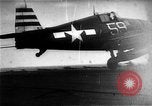 Standbild zwei F6fs Der VF-12 in Flammen auf die USS Randolph (CV-15) Pazifik, 1945, aus Sekunde 1 historischem Filmmaterial Videoclip 65675044901