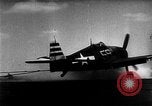 Standbild zwei F6fs Der VF-12 in Flammen auf die USS Randolph (CV-15) Pazifik, 1945, aus Sekunde 3 historischem Filmmaterial Videoclip 65675044901