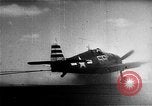 Standbild zwei F6fs Der VF-12 in Flammen auf die USS Randolph (CV-15) Pazifik, 1945, aus Sekunde 4 historischem Filmmaterial Videoclip 65675044901