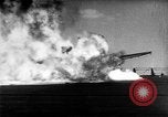 Standbild zwei F6fs Der VF-12 in Flammen auf die USS Randolph (CV-15) Pazifik, 1945, aus Sekunde 6 historischem Filmmaterial Videoclip 65675044901