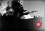 Standbild zwei F6fs Der VF-12 in Flammen auf die USS Randolph (CV-15) Pazifik, 1945, aus Sekunde 7 historischem Filmmaterial Videoclip 65675044901