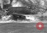 Standbild zwei F6fs Der VF-12 in Flammen auf die USS Randolph (CV-15) Pazifik, 1945, aus Sekunde 8 historischem Filmmaterial Videoclip 65675044901