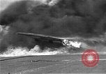 Standbild zwei F6fs Der VF-12 in Flammen auf die USS Randolph (CV-15) Pazifik, 1945, aus Sekunde 9 historischem Filmmaterial Videoclip 65675044901