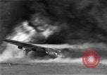 Standbild zwei F6fs Der VF-12 in Flammen auf die USS Randolph (CV-15) Pazifik, 1945, aus Sekunde 12 historischem Filmmaterial Videoclip 65675044901
