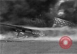 Standbild zwei F6fs Der VF-12 in Flammen auf die USS Randolph (CV-15) Pazifik, 1945, aus Sekunde 13 historischem Filmmaterial Videoclip 65675044901