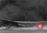 Standbild zwei F6fs Der VF-12 in Flammen auf die USS Randolph (CV-15) Pazifik, 1945, aus Sekunde 14 historischem Filmmaterial Videoclip 65675044901