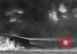 Standbild zwei F6fs Der VF-12 in Flammen auf die USS Randolph (CV-15) Pazifik, 1945, aus Sekunde 15 historischem Filmmaterial Videoclip 65675044901
