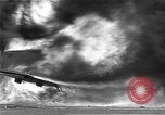 Standbild zwei F6fs Der VF-12 in Flammen auf die USS Randolph (CV-15) Pazifik, 1945, aus Sekunde 16 historischem Filmmaterial Videoclip 65675044901