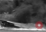 Standbild zwei F6fs Der VF-12 in Flammen auf die USS Randolph (CV-15) Pazifik, 1945, aus Sekunde 17 historischem Filmmaterial Videoclip 65675044901