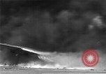 Standbild zwei F6fs Der VF-12 in Flammen auf die USS Randolph (CV-15) Pazifik, 1945, aus Sekunde 18 historischem Filmmaterial Videoclip 65675044901