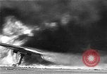 Standbild zwei F6fs Der VF-12 in Flammen auf die USS Randolph (CV-15) Pazifik, 1945, aus Sekunde 19 historischem Filmmaterial Videoclip 65675044901