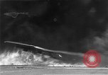 Standbild zwei F6fs Der VF-12 in Flammen auf die USS Randolph (CV-15) Pazifik, 1945, aus Sekunde 20 historischem Filmmaterial Videoclip 65675044901