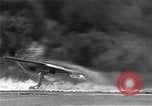 Standbild zwei F6fs Der VF-12 in Flammen auf die USS Randolph (CV-15) Pazifik, 1945, aus Sekunde 21 historischem Filmmaterial Videoclip 65675044901