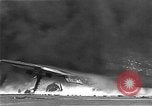 Standbild zwei F6fs Der VF-12 in Flammen auf die USS Randolph (CV-15) Pazifik, 1945, aus Sekunde 22 historischem Filmmaterial Videoclip 65675044901