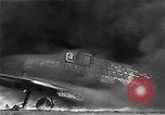 Standbild zwei F6fs Der VF-12 in Flammen auf die USS Randolph (CV-15) Pazifik, 1945, aus Sekunde 24 historischem Filmmaterial Videoclip 65675044901
