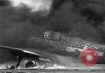 Standbild zwei F6fs Der VF-12 in Flammen auf die USS Randolph (CV-15) Pazifik, 1945, aus Sekunde 25 historischem Filmmaterial Videoclip 65675044901