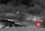 Standbild zwei F6fs Der VF-12 in Flammen auf die USS Randolph (CV-15) Pazifik, 1945, aus Sekunde 26 historischem Filmmaterial Videoclip 65675044901