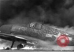 Standbild zwei F6fs Der VF-12 in Flammen auf die USS Randolph (CV-15) Pazifik, 1945, aus Sekunde 27 historischem Filmmaterial Videoclip 65675044901