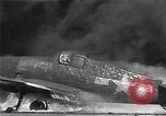 Standbild zwei F6fs Der VF-12 in Flammen auf die USS Randolph (CV-15) Pazifik, 1945, aus Sekunde 28 historischem Filmmaterial Videoclip 65675044901