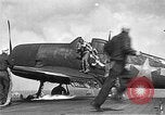 Standbild zwei F6fs Der VF-12 in Flammen auf die USS Randolph (CV-15) Pazifik, 1945, aus Sekunde 32 historischem Filmmaterial Videoclip 65675044901