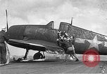 Standbild zwei F6fs Der VF-12 in Flammen auf die USS Randolph (CV-15) Pazifik, 1945, aus Sekunde 33 historischem Filmmaterial Videoclip 65675044901