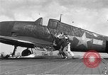 Standbild zwei F6fs Der VF-12 in Flammen auf die USS Randolph (CV-15) Pazifik, 1945, aus Sekunde 34 historischem Filmmaterial Videoclip 65675044901
