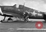 Standbild zwei F6fs Der VF-12 in Flammen auf die USS Randolph (CV-15) Pazifik, 1945, aus Sekunde 35 historischem Filmmaterial Videoclip 65675044901