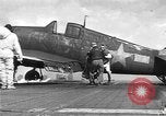 Standbild zwei F6fs Der VF-12 in Flammen auf die USS Randolph (CV-15) Pazifik, 1945, aus Sekunde 36 historischem Filmmaterial Videoclip 65675044901
