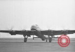Image bombardiers Lancaster britannique Royaume-Uni, 1947, de la seconde 7 séquences d'archives historiques vidéo 65675044912