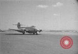 Immagine di Inglesi e americani jet aeroplani militari nei primi anni cinquanta Regno Unito, 1953, secondo 3 filmato di repertorio 65675044932