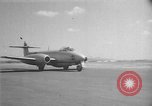 Immagine di Inglesi e americani jet aeroplani militari nei primi anni cinquanta Regno Unito, 1953, secondo 4 filmato di repertorio 65675044932