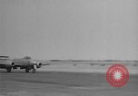 Immagine di Inglesi e americani jet aeroplani militari nei primi anni cinquanta Regno Unito, 1953, secondo 12 filmato di repertorio 65675044932