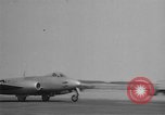 Immagine di Inglesi e americani jet aeroplani militari nei primi anni cinquanta Regno Unito, 1953, secondo 13 filmato di repertorio 65675044932