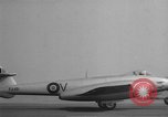 Immagine di Inglesi e americani jet aeroplani militari nei primi anni cinquanta Regno Unito, 1953, secondo 14 filmato di repertorio 65675044932