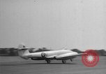 Immagine di Inglesi e americani jet aeroplani militari nei primi anni cinquanta Regno Unito, 1953, secondo 15 filmato di repertorio 65675044932