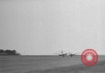 Immagine di Inglesi e americani jet aeroplani militari nei primi anni cinquanta Regno Unito, 1953, secondo 17 filmato di repertorio 65675044932