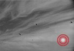 Immagine di Inglesi e americani jet aeroplani militari nei primi anni cinquanta Regno Unito, 1953, secondo 24 filmato di repertorio 65675044932