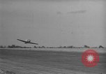 Immagine di Inglesi e americani jet aeroplani militari nei primi anni cinquanta Regno Unito, 1953, secondo 26 filmato di repertorio 65675044932