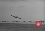 Immagine di Inglesi e americani jet aeroplani militari nei primi anni cinquanta Regno Unito, 1953, secondo 27 filmato di repertorio 65675044932