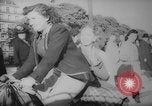 Standbild Pariser auf Fahrräder Paris Frankreich, 1946, aus Sekunde 4 historischem Filmmaterial Videoclip 65675044943