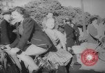 Standbild Pariser auf Fahrräder Paris Frankreich, 1946, aus Sekunde 5 historischem Filmmaterial Videoclip 65675044943