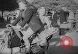 Standbild Pariser auf Fahrräder Paris Frankreich, 1946, aus Sekunde 6 historischem Filmmaterial Videoclip 65675044943