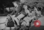 Standbild Pariser auf Fahrräder Paris Frankreich, 1946, aus Sekunde 7 historischem Filmmaterial Videoclip 65675044943