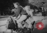 Standbild Pariser auf Fahrräder Paris Frankreich, 1946, aus Sekunde 8 historischem Filmmaterial Videoclip 65675044943