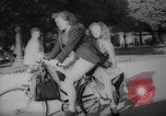 Standbild Pariser auf Fahrräder Paris Frankreich, 1946, aus Sekunde 9 historischem Filmmaterial Videoclip 65675044943