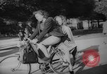 Standbild Pariser auf Fahrräder Paris Frankreich, 1946, aus Sekunde 10 historischem Filmmaterial Videoclip 65675044943