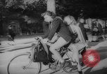 Standbild Pariser auf Fahrräder Paris Frankreich, 1946, aus Sekunde 11 historischem Filmmaterial Videoclip 65675044943