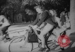 Standbild Pariser auf Fahrräder Paris Frankreich, 1946, aus Sekunde 12 historischem Filmmaterial Videoclip 65675044943